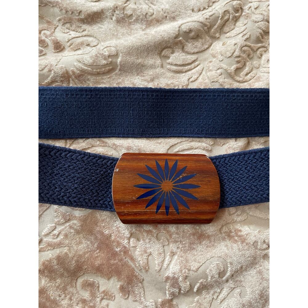 Vintage women’s navy stretchy belt with wooden sun engraved buckle s-m - Picture 2 of 5
